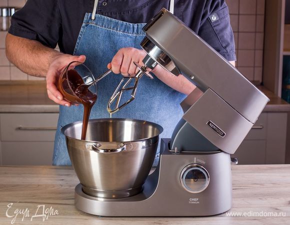 Шоколад растопите и добавьте к основной массе в чашу.