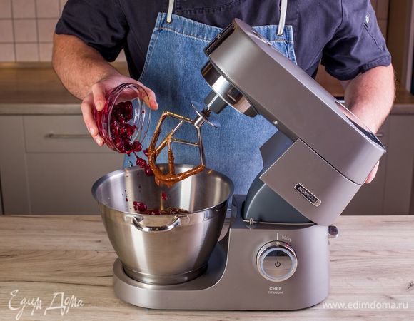 Добавьте вишню. Если ягода замороженная, размораживать ее не нужно. Перемешайте тесто.