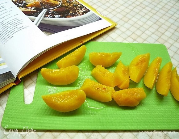 Персики нарезаем дольками.