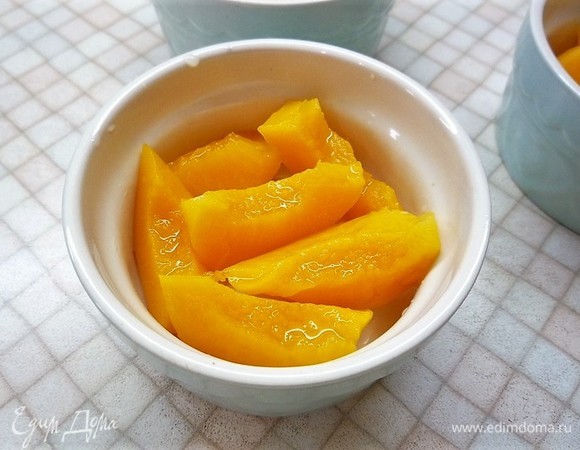 Выкладываем дольки персиков в жаропрочную керамическую форму (я использовала порционные формочки).