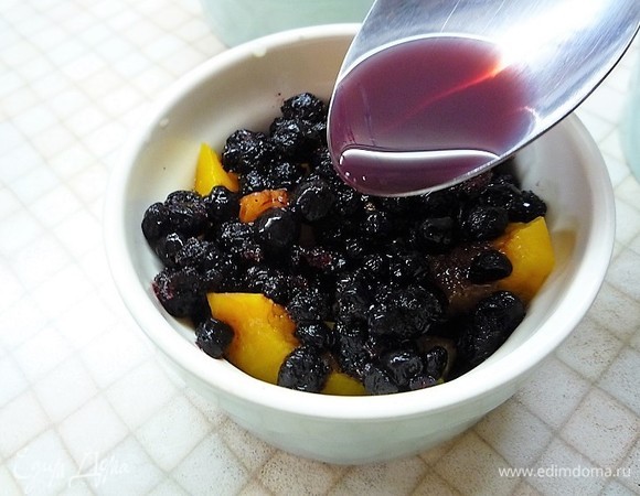 Добавляем чернику вместе с образовавшимся соком, вливаем виноградный сок.