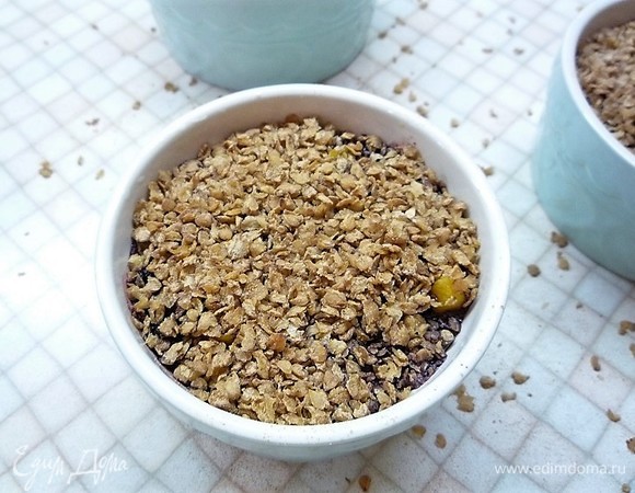 Посыпаем гречневыми хлопьями.
