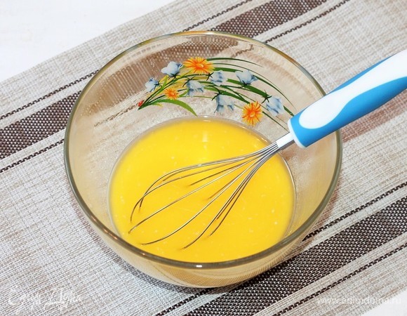 Влить сливки (у меня 10%) и молоко.