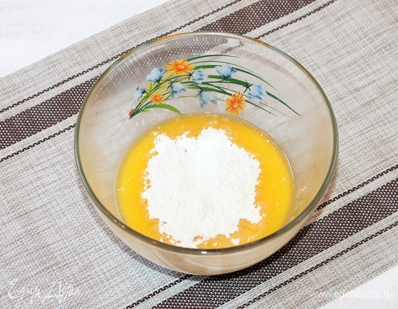 Небольшими порциями ввести мучную смесь в жидкую и вымешать однородное тесто. Одну столовую ложку мучной смеси оставить.