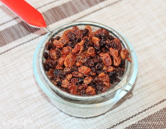 Изюм залить горячей водой и дать время (минут 5) пропариться. Затем воду слить, изюм обсушить.