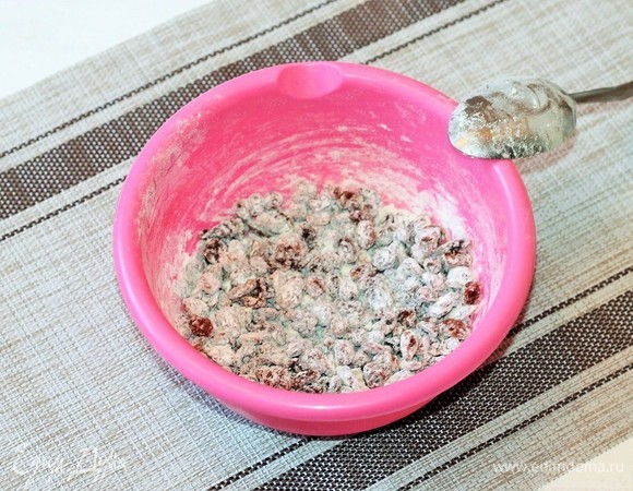 Выложить изюм в оставшуюся мучную смесь, перемешать, обвалять в муке и выложить в тесто.