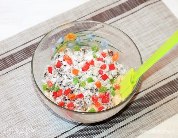 Добавить горсть мелких цукатов (по желанию) и перемешать тесто.