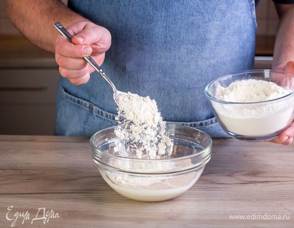 Добавьте 100 г муки. Все хорошо перемешайте, накройте полотенцем и поставьте в теплое место на 30 минут.