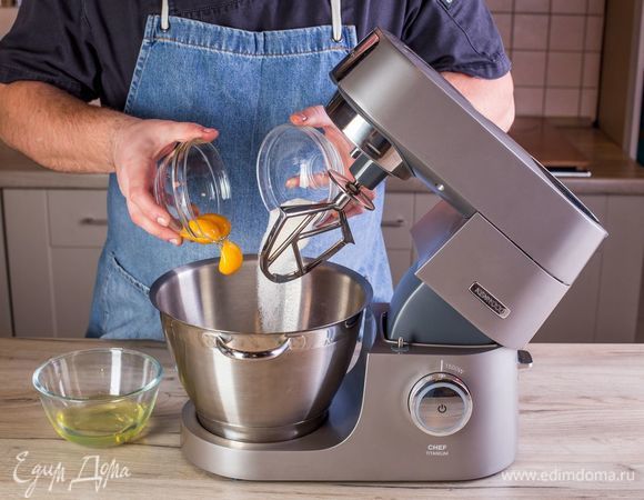 Отделите яичные желтки от белков. Белки поставьте в холодильник. Желтки разотрите с сахаром.