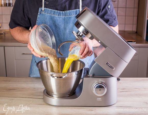 В чашу влейте опару, растертые с сахаром желтки, мягкое сливочное масло.