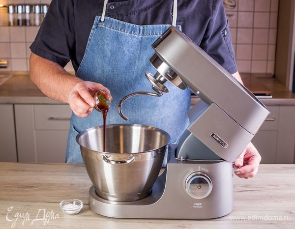 Добавьте соль, ванильный экстракт. С помощью насадки крюк замесите тесто в кухонной машине KENWOOD. Отставьте в сторону.