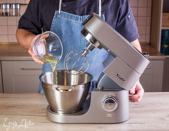 Поставьте другую чашу, поместите в нее охлажденные белки и с помощью насадки венчик взбейте до образования пены.