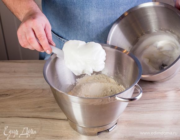 В чашу с тестом добавьте оставшуюся муку, взбитые белки. И легкими движениями перемешайте с помощью лопатки. Накройте чашу с тестом полотенцем и уберите на 1 час в теплое место для расстойки.