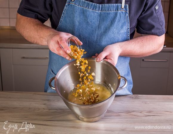 Когда тесто будет готово, добавьте в него дробленые орехи и изюм. Перемешайте. Выложите тесто в форму, заполняя на 2/3. Оставьте на 15 минут. Далее выпекайте кулич при 170°С в течение 40–60 минут. Ориентируйтесь по своей духовке.