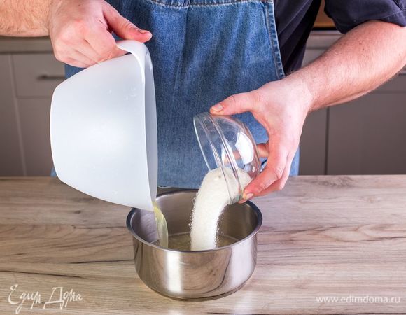 Влейте воду в сотейник и поставьте на слабый огонь. Добавьте сахар и лимонный сок. Варите до состояния густого сиропа.