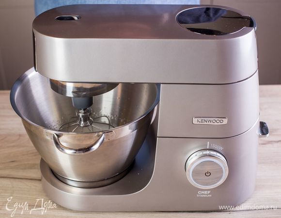 Белок взбейте насадкой венчик в крепкую пену.