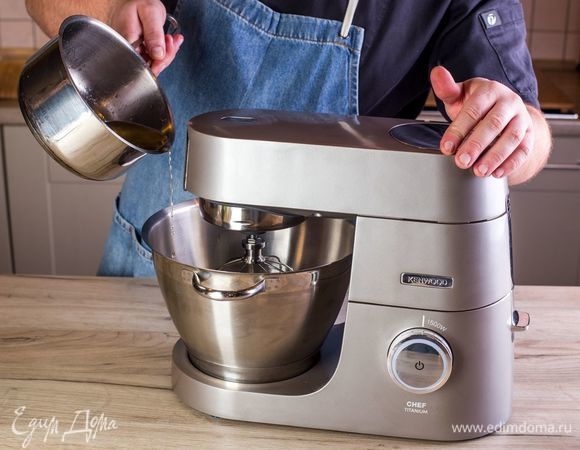 Не прекращая взбивать, влейте горячий сироп.