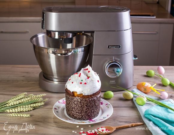 Кулич немного остудите, полейте сверху глазурью и украсьте по желанию.<br />
 