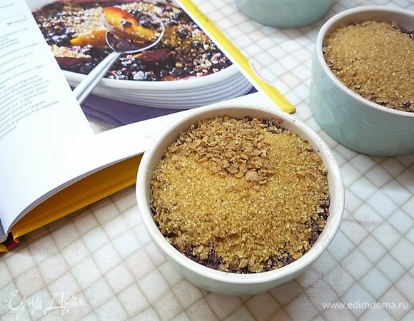 Посыпаем сверху коричневым сахаром. Запекаем в заранее разогретой духовке при температуре 180°C 15–20 минут.