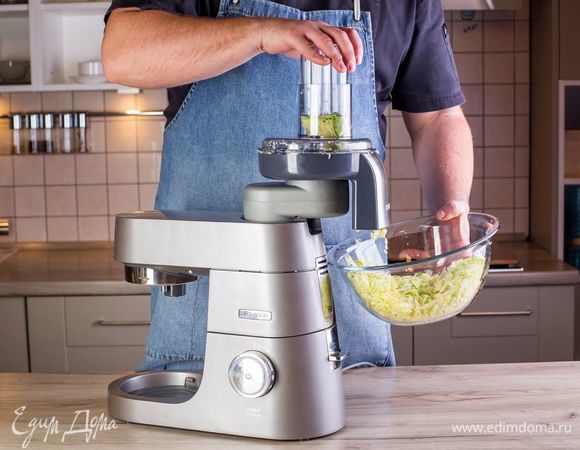 Установите на кухонную машину KENWOOD насадку-овощерезку. Нашинкуйте мелко капусту.