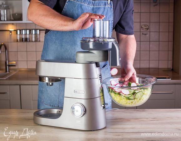 При помощи этой же насадки, сменив режущий диск, нарежьте огурцы и редис кружочками. Соедините с капустой, немного посолите.