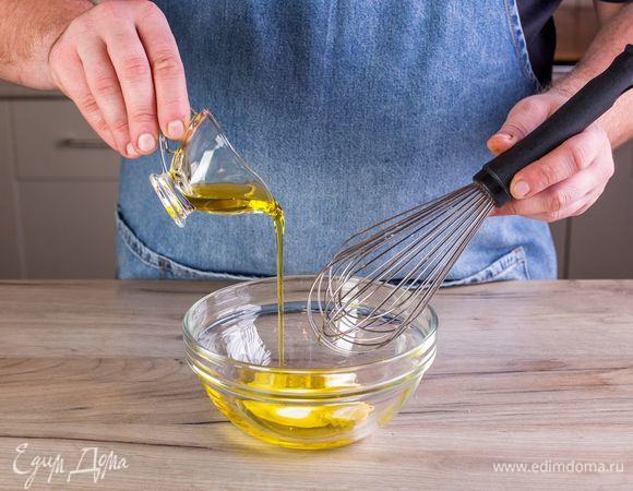 Для заправки смешайте сметану, оливковое масло и горчицу.