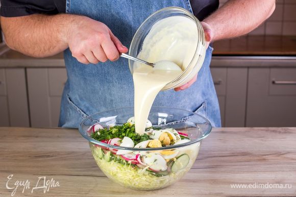 В салатнике соедините все овощи, яйца, добавьте заправку и специи по вкусу. Перемешайте и подавайте весенний салат к столу.