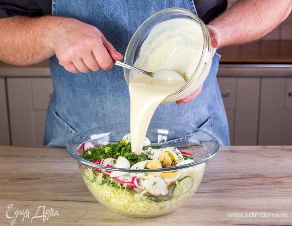 В салатнике соедините все овощи, яйца, добавьте заправку и специи по вкусу. Перемешайте и подавайте весенний салат к столу.