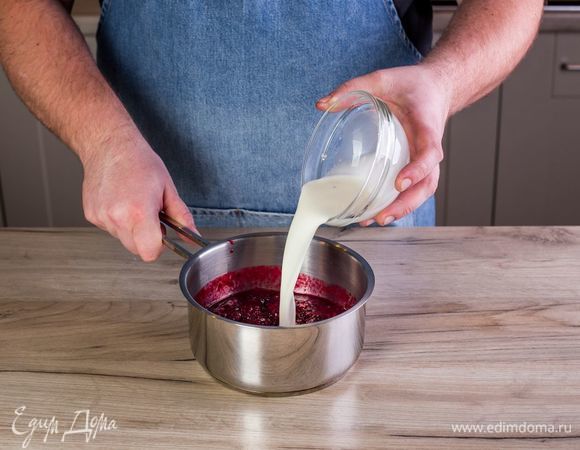 Ягодную массу поместите в небольшую кастрюлю, влейте разведенный крахмал и прогревайте все на медленном огне до закипания.