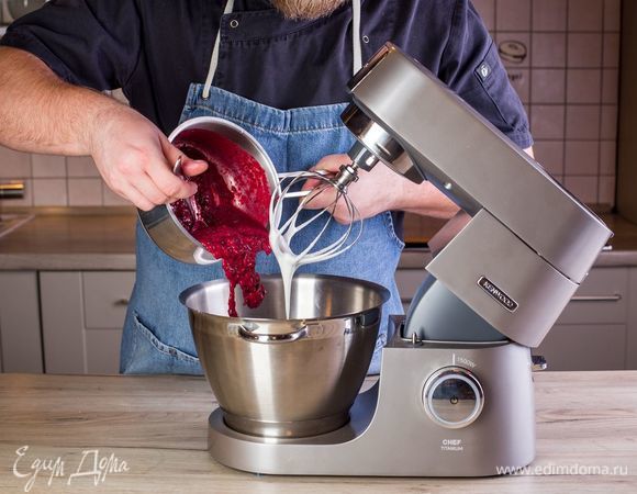 Влейте к белкам горячую ягодную массу и продолжайте взбивать еще пару минут.