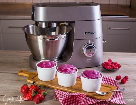 Разложите ягодное суфле в охлажденные формочки и отправьте в разогретую духовку на 6–8 минут. Приятного аппетита!