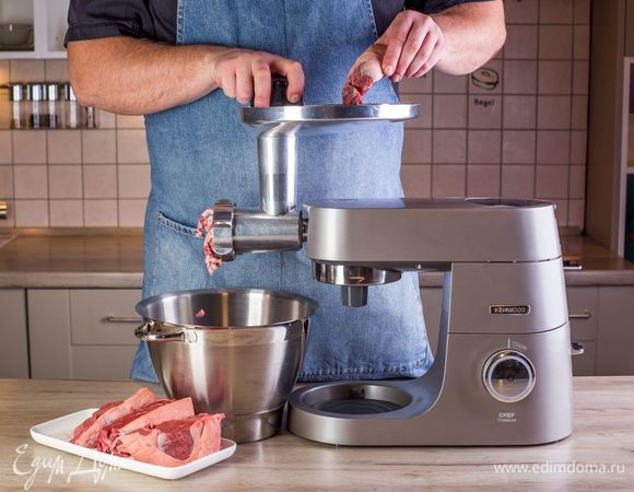 Деревянные шпажки для кебаба предварительно замочите в воде на 30 минут. Подготовьте филе баранины. На кухонную машину KENWOOD установите насадку мясорубка и приготовьте фарш.