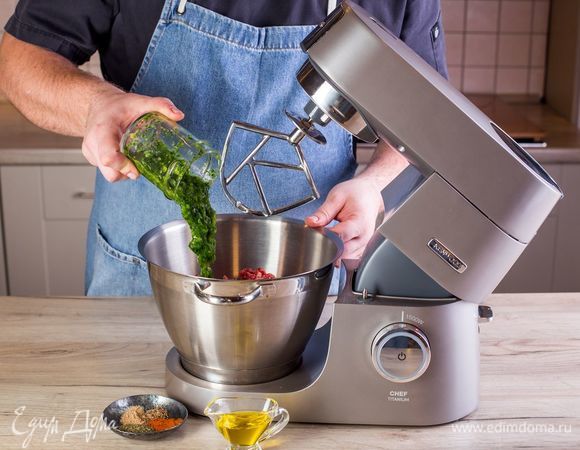 Соедините в чаше кухонной машины фарш, измельченные лук и зелень. Добавьте растительное масло, сушеную мяту, молотый тмин, паприку соль и перец, тертый мускатный орех. Перемешайте все с помощью насадки для смешивания.