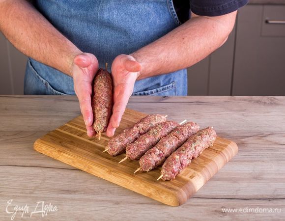 Сформируйте кебабы с помощью подготовленных шпажек.