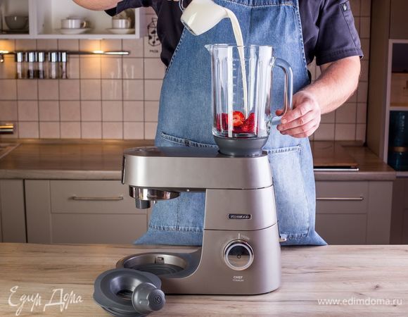 У<span>становите на кухонную машину KENWOOD насадку-блендер. Всыпьте помытую и очищенную клубнику и влейте сливки. Взбейте до однородной массы.</span>