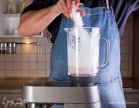 В<span>сыпьте сахарную пудру и тщательно перемешайте.</span>