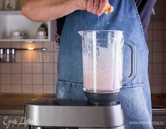 Д<span>обавьте лимонный сок и перемешайте.</span>