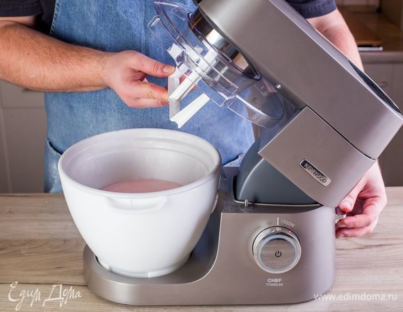 У<span>становите на кухонную машину KENWOOD насадку-мороженицу. Влейте смесь в чашу и запустите машину. После получения густой массы уберите чашу в морозилку для окончательного замораживания.</span>