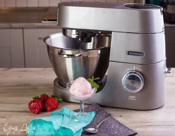 П<span>одавайте мороженое в креманках, украсив свежими ягодами. Приятного аппетита!</span>