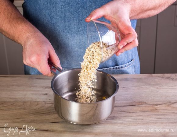 В<span> кастрюлю положите овсяные хлопья и залейте их кипятком. Варите на медленном огне в течение 5 минут. Остудите.</span>