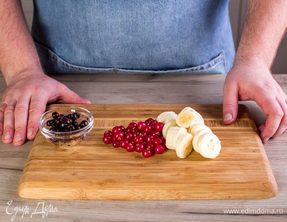 Я<span>годы помойте и очистите от плодоножек. Банан очистите и нарежьте небольшими кусками.</span>