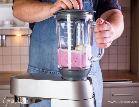В<span>озьмите стакан насадки-блендера для кухонной машины KENWOOD. Выложите в нее овсяную кашу, ягоды, банан, мед и кокосовое молоко. Установите насадку на машину и взбейте смузи.</span>