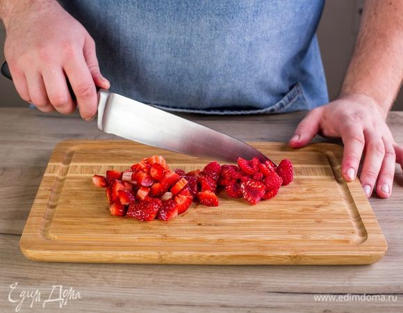 Разогрейте духовку до 250°С. Помойте, очистите от плодоножек клубнику и малину. Мелко нарежьте.<br />
 