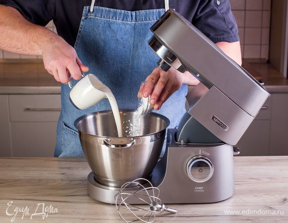 В чашу кухонной машины KENWOOD добавьте сливки и сахарную пудру. При помощи насадки венчик взбейте сливки до устойчивых пиков.