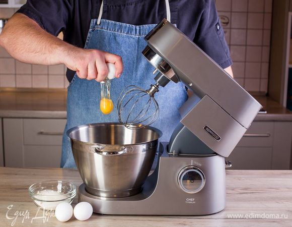 В другую чашу кухонной машины KENWOOD добавьте яйца и сахар. При помощи насадки венчика взбейте яйца с сахаром до увеличения массы в объеме примерно в два раза.