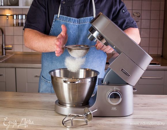 Просейте в чашу муку и смешайте с яичной массой при помощи насадки для смешивания.