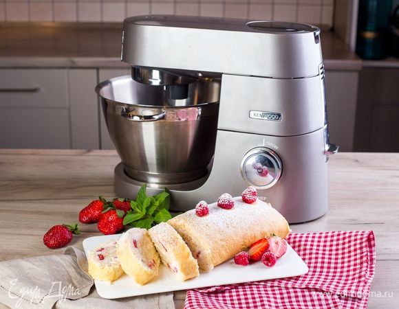 Посыпьте рулет сахарной пудрой и подавайте к чаю. Приятного аппетита!