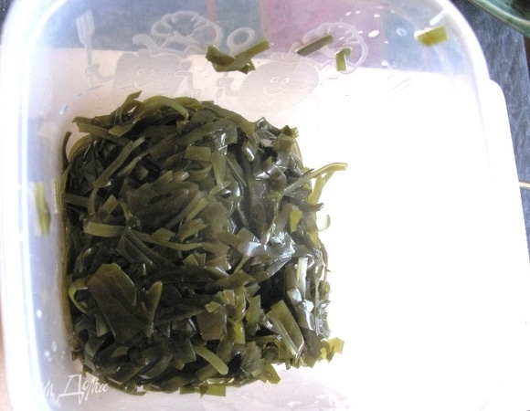 Капусту я обычно беру на развес без каких-либо добавок. Кстати, она тоже портится, поэтому обязательно надо смотреть на сроки, если в упаковке, и ни в коем случае не подогревать — при нагреве водоросли вырабатывают канцерогены, и капуста становится вредной для организма.