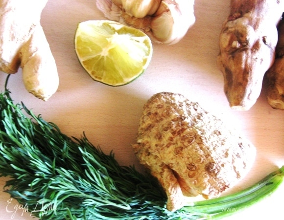 Все корешки натираем на крупной терке, имбирь нарезаем тонкими лепестками, чеснок пропускаем через пресс, но добавляем в самый последний момент, а заодно и в масло для заправки.