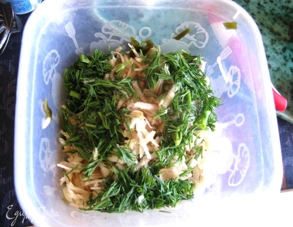 Смешиваем все ингредиенты, заправляем и даем настояться минимум минут 20, чтоб салат пропитался соусом, маслом, а капуста немного размягчилась.